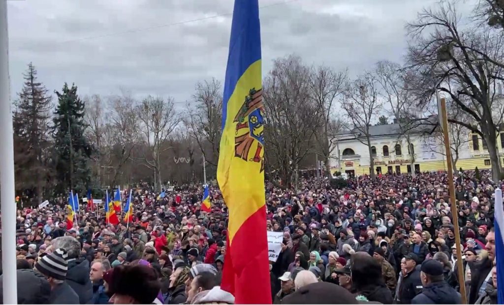 Protestul pro-rus de la Chișinău: se scandează „Jos Maia Sandu”. Contramanifestație cu steagurile României și ale NATO