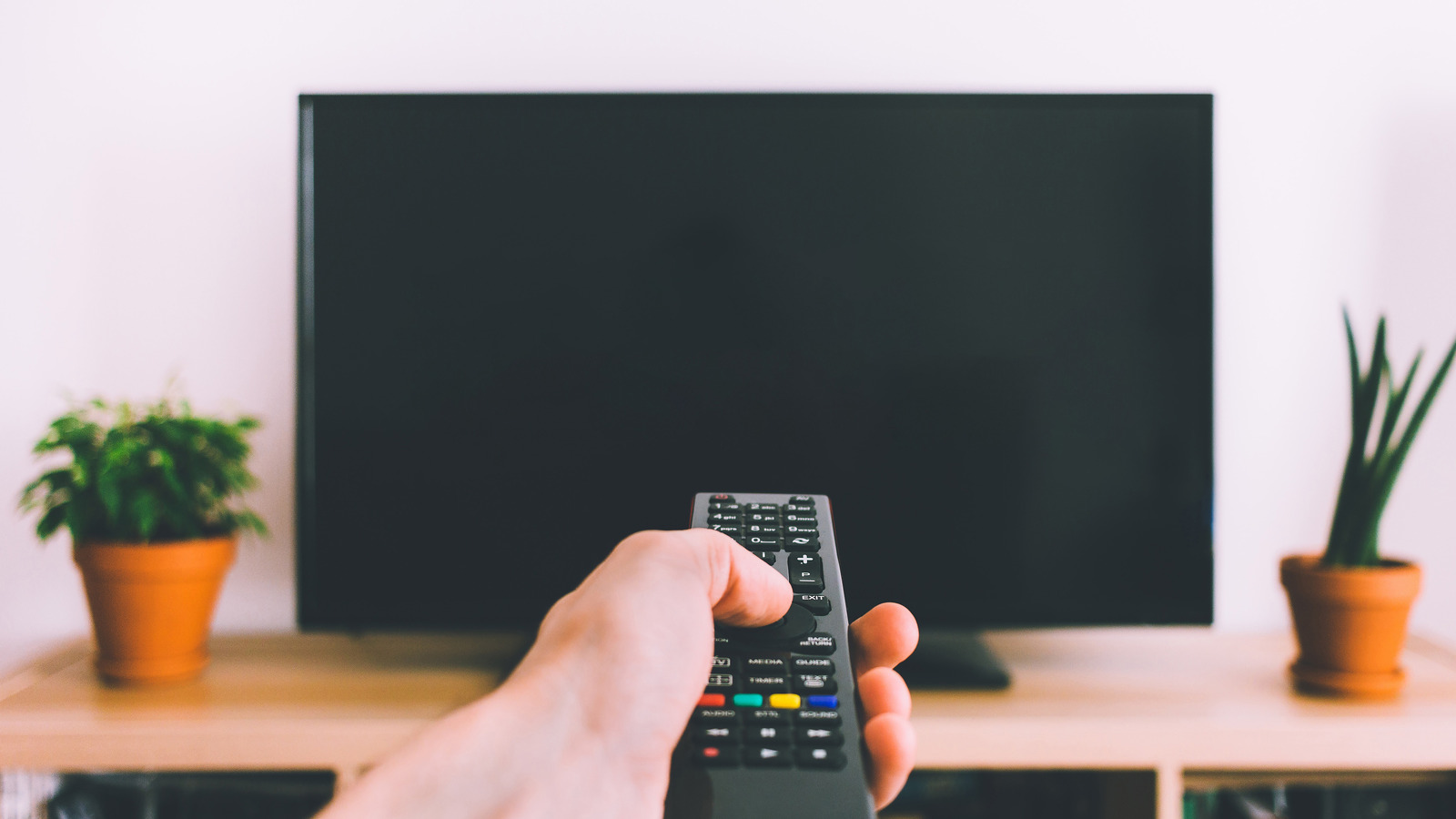 Nu mai dormi niciodată cu televizorul aprins. Pericolul uriaș la care te poți expune, e dovedit științific 