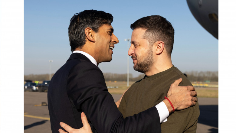 Volodimir Zelenski a părăsit Ucraina pentru a doua oară de la startul invaziei. Premierul l-a întâmpinat la aeroport