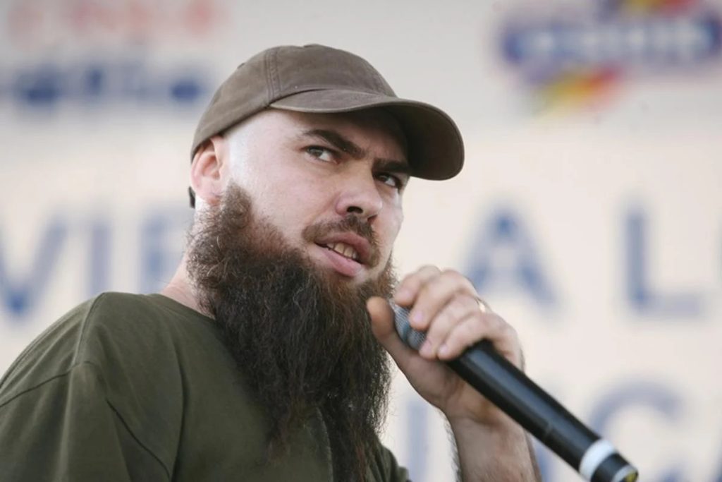 1-Q Sapro, artistul celebru pentru piesa „România, trezește-te”, s-a apucat de pictură. Ce mesaj social transmite prin operele expuse recent la Palatul Bragadiru. „L-am pictat pe politicianul-porc” VIDEO EXCLUSIV