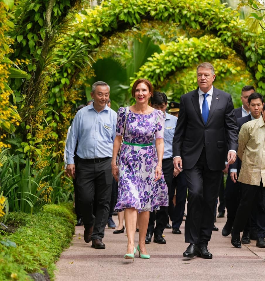 Ce tinuta a ales Carmen Iohannis pentru vizita din Singapore
