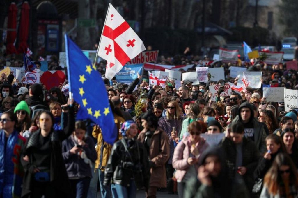 Continuă protestele de amploare în Georgia. 66 de persoane au fost arestate. „Jos legea rusă”