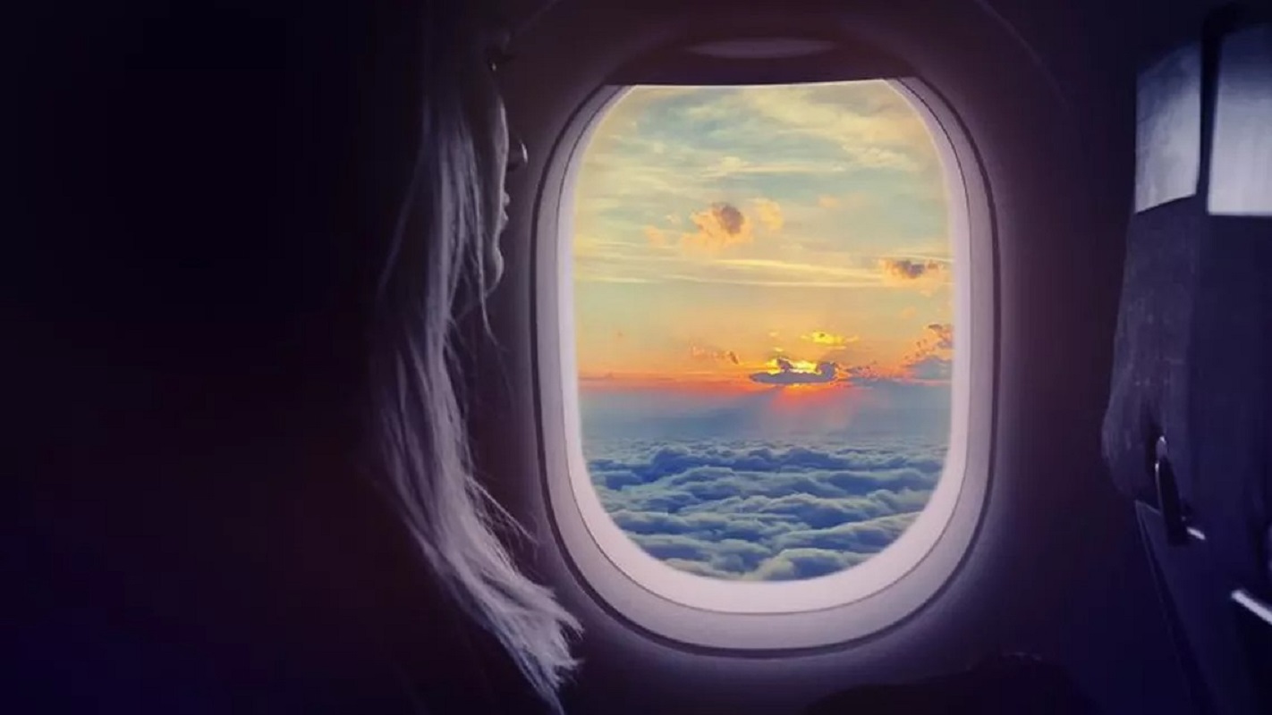 De ce se ridică jaluzelele în avion, la aterizare și decolare: chiar există o explicație