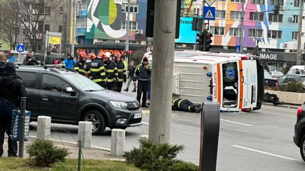 Două ambulanțe, implicate în accidente în București. Una dintre ele s-a răsturnat în această dimineață, pe Șoseaua Viilor