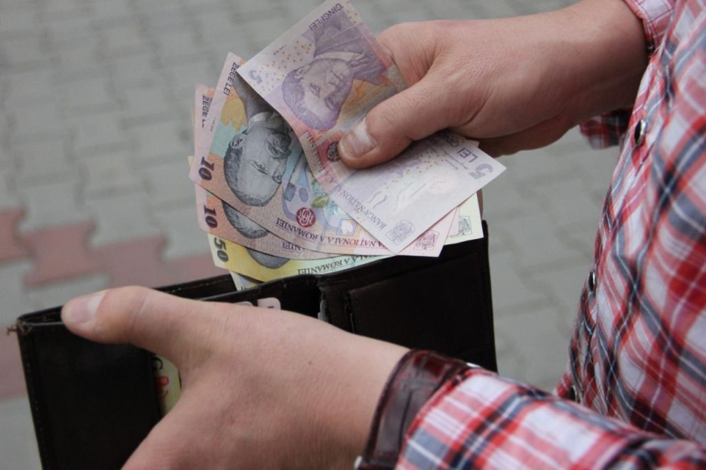 Mai mulți bani la salariu pentru români. Cine poate primi câteva sute de lei în plus la final de lună