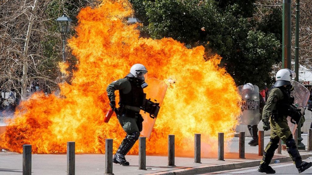 Protestele se extind în Grecia. Oamenii ies în stradă în orașele mari, după accidentul feroviar. Grevă în toată țara