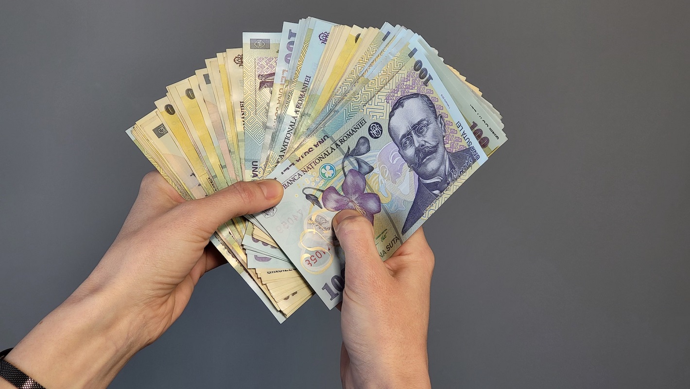 Se dau 20.000 de lei de la stat pentru românii care stau la casă: care sunt condițiile, ce se întâmplă cu banii