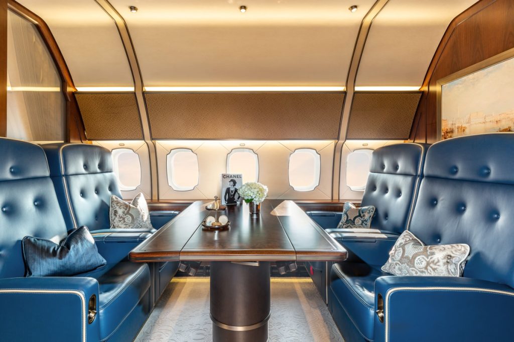 Cum arată aeronava prezidențială cu care Klaus Iohannis a zburat în Japonia. Are și sală de cinema, imagini spectaculoase din interior. Galerie foto