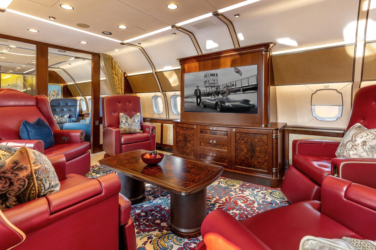 Cum arată aeronava prezidențială cu care Klaus Iohannis a zburat în Japonia. Are și sală de cinema, imagini spectaculoase din interior. Galerie foto