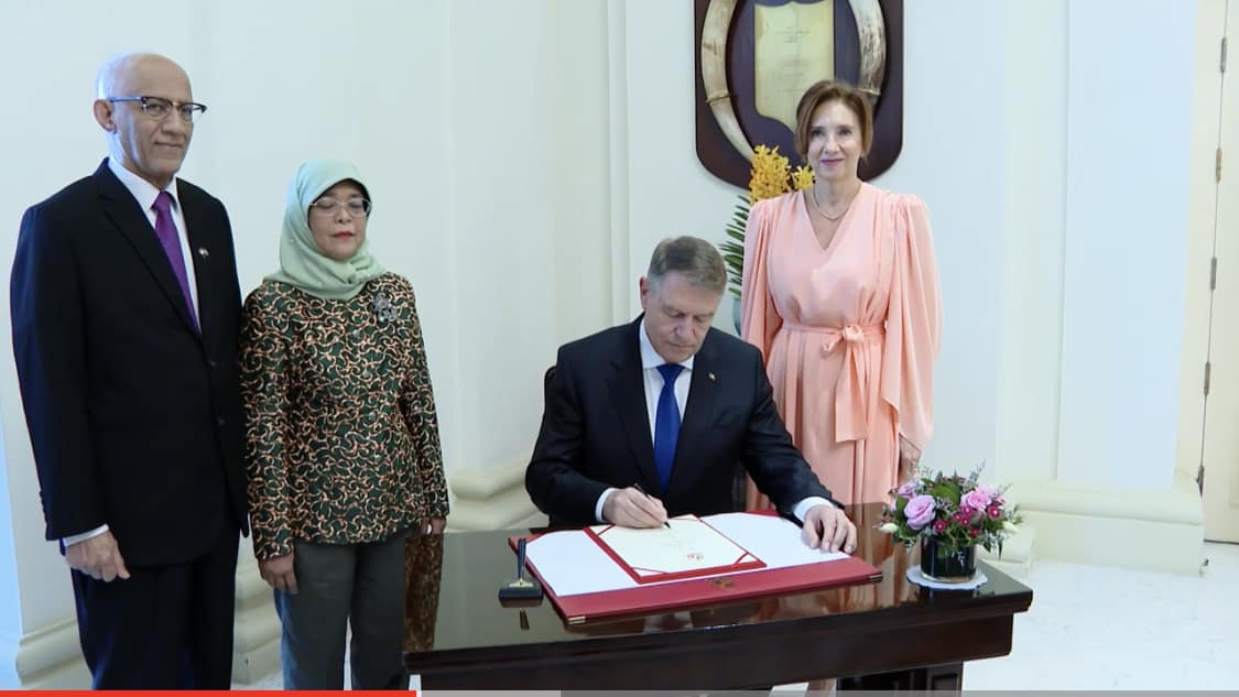 Carmen Iohannis nu mai contenește cu gafele. Cum a apărut îmbrăcată la semnarea unui parteneriat important, în Singapore. Foto