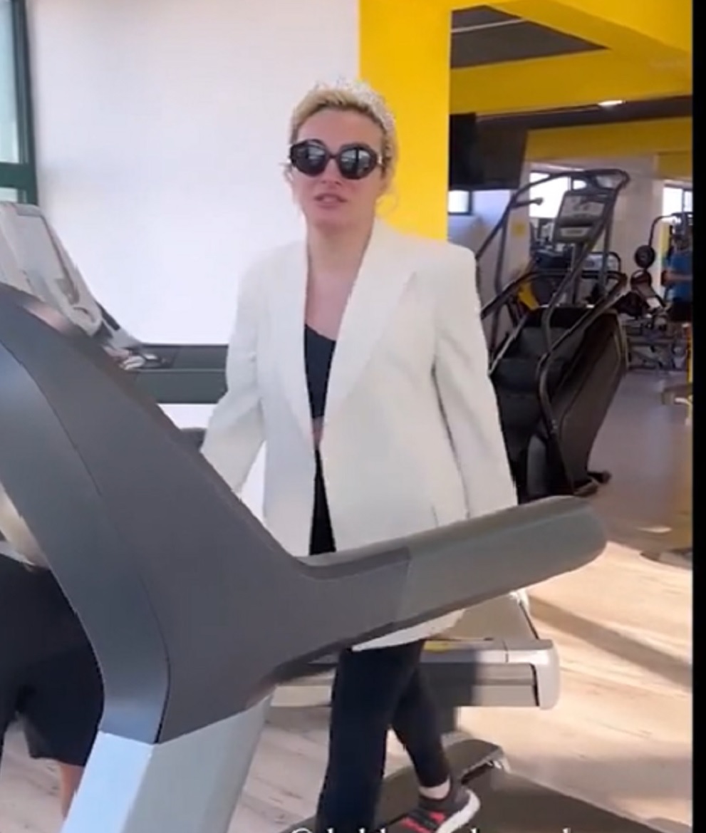 Cum se îmbracă Ana Morodan când merge la sală. Echipamentul include și diadema cu perle
