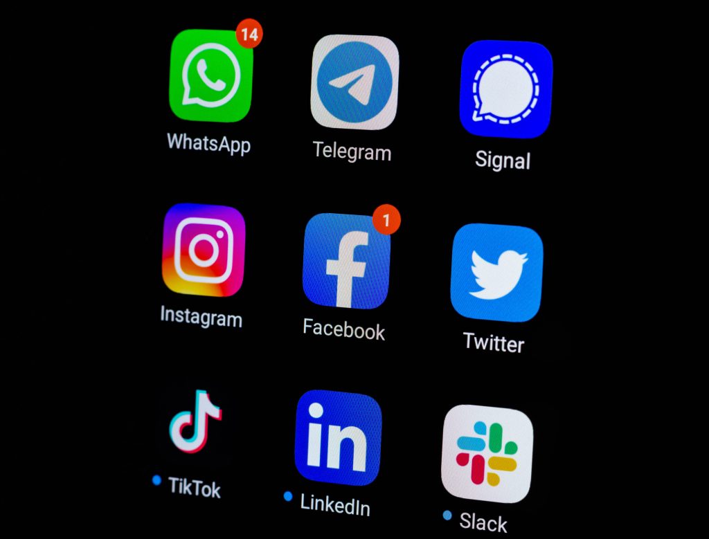 România ia exemplul statelor europene. Ce aplicație preferată de români ar putea fi interzisă în instituții