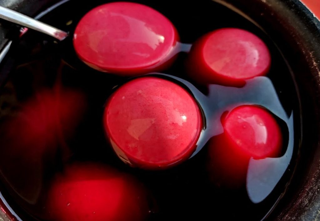 Cum să vopsești ouăle cu sfeclă roșie. Secretul ca să obții o culoare intensă