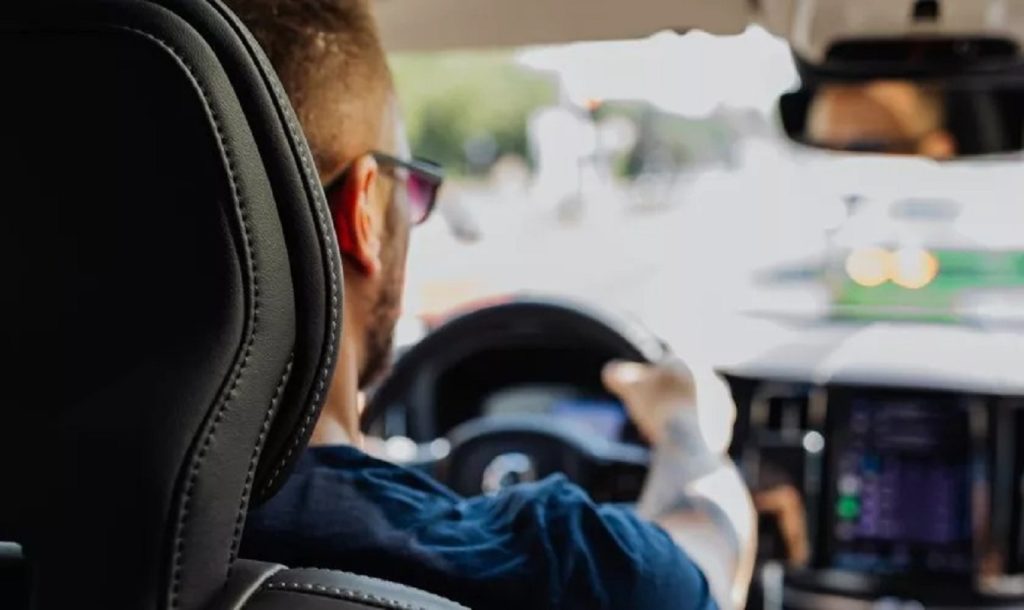 Obiectul care nu are ce să caute în mașină: te scapă de multe accidente, toți șoferii îl consideră indispensabil