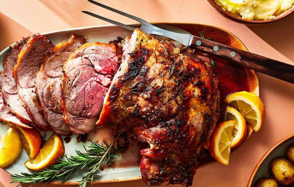 Trucuri pentru cea mai bună friptură de miel. Reguli de aur ca să iasă fragedă și suculentă