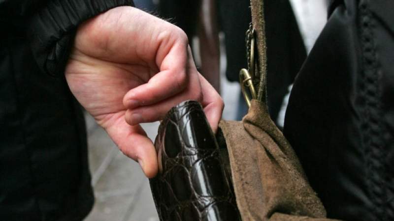 Ce să faci dacă vezi un tricou între ștergătoarele mașinii. Ești în pericol și nu ai idee