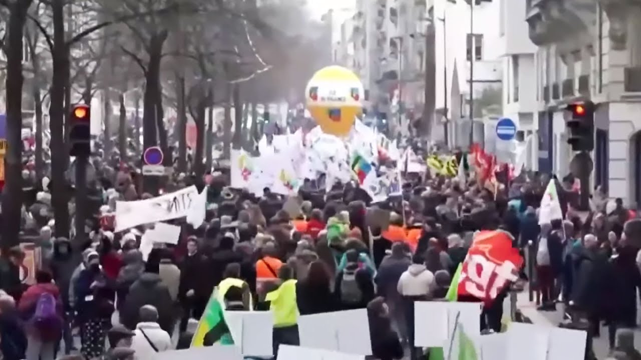 Vârsta de pensionare în Franța crește la 64 de ani, este oficial. Sunt așteptate noi proteste violente în toată țara 