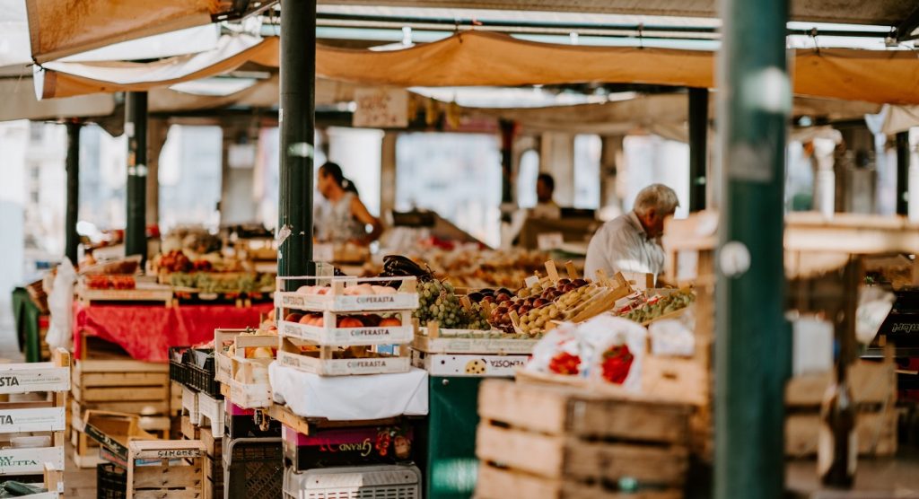 Schimbare majoră în piețele din România. Noua metodă prin care vei putea afla de unde provin produsele de pe tarabă