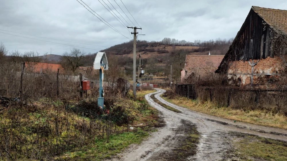 Satul din România unde cel mai tânăr locuitor are 70 de ani. Imagini parcă rupte dintr-o altă lume. FOTO 