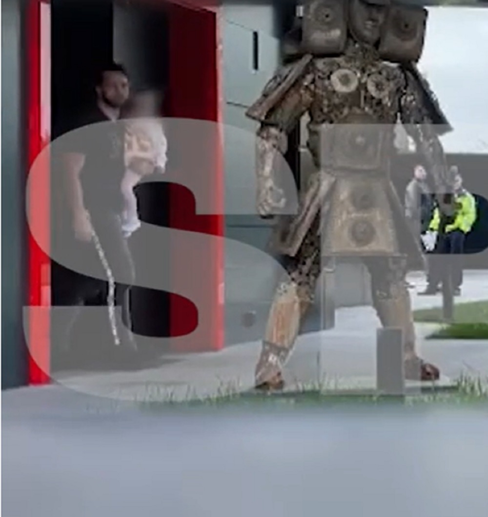 Imaginile momentului cu Tristan Tate. Surprins într-un moment emoționant, cu copilul în brațe / FOTO