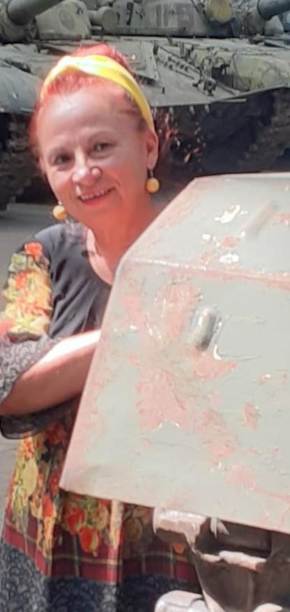 Canatreata de muzica populara din Romania care lucreaza la uzina de tancuri si e nostalgica dupa Nicolae Ceausescu