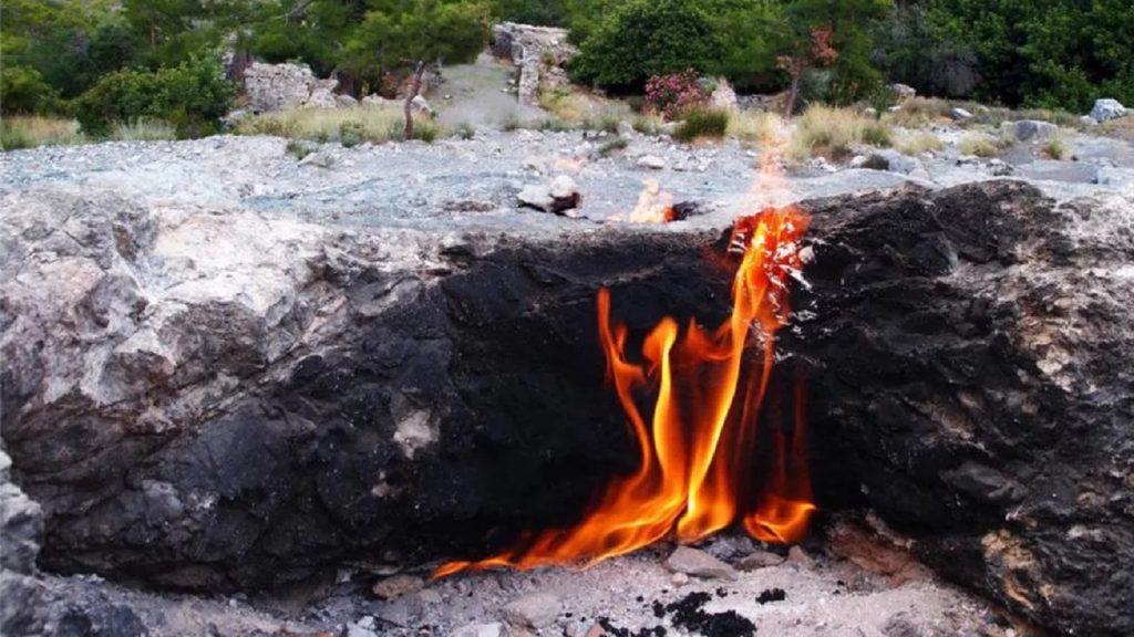 Cel mai vechi foc din lume arde de 6.000 de ani, iar povestea lui este fascinantă