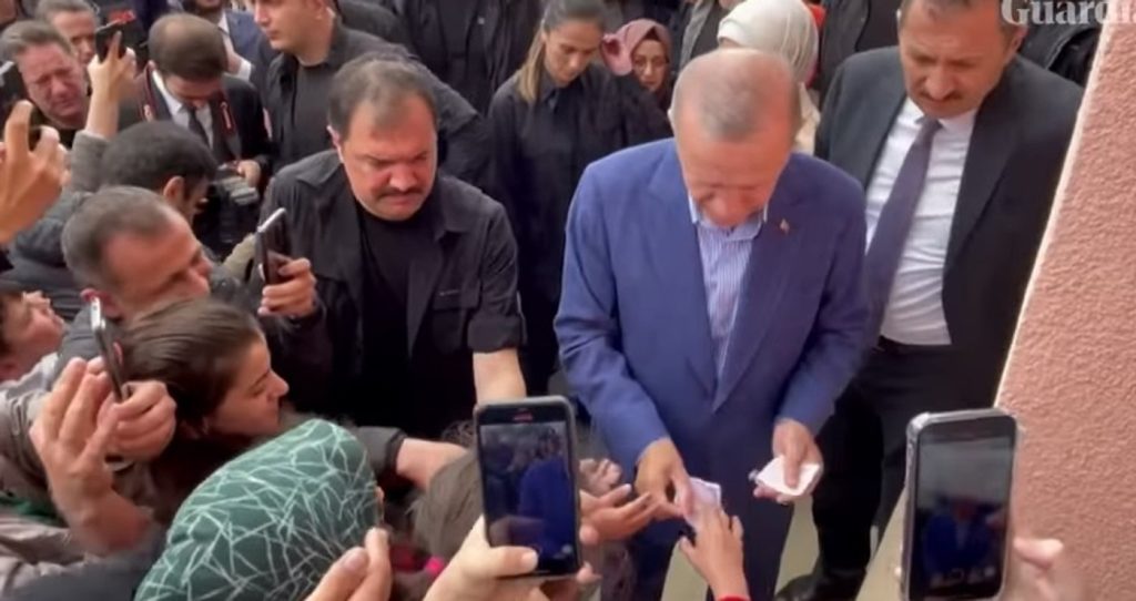 Gestul pe care Erdogan l-a „copiat” de la Gigi Becali. Imaginile fac înconjurul lumii