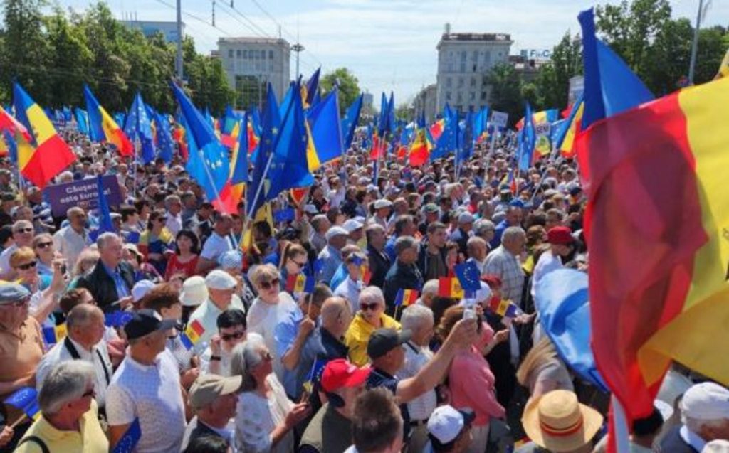 Miting pro-european la Chișinău cu zeci de mii de oameni. Maia Sandu: „Moldova va adera la UE și acest lucru trebuie să se întâmple până în 2030”