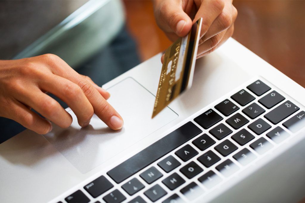 Un bărbat din România a comandat pe internet o pereche de adidași cu 175 de lei. Cand a deschis coletul a avut un șoc