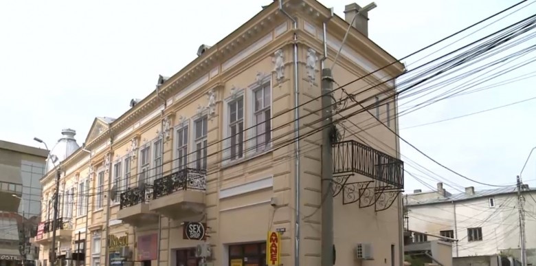 Imaginile cu un balcon din Brăila au ajuns virale în România. Nu are podea sau ușă: „Scaune mai lipsesc!”