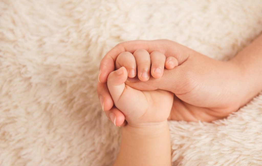 Un bebeluș gigant cântărește la 19 luni 14 kilograme și este înalt cât fratele de 4 ani. „Dacă-i dai să mănânce e fericit”