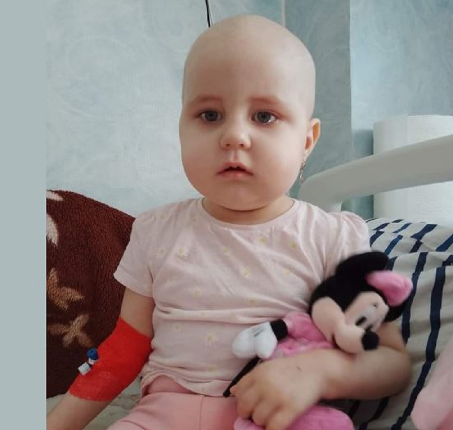 Ella, o fetiță cu leucemie din Cluj, are nevoie de ajutor. 
