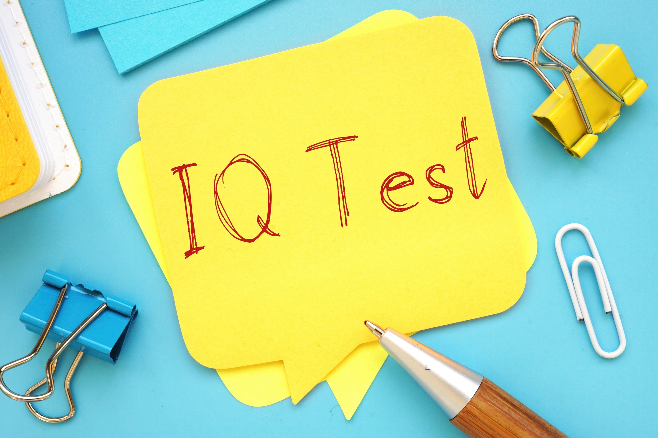 Testul IQ pe care mulți români îl pică. Răspunde repede cât face 5+5(5-5)-5