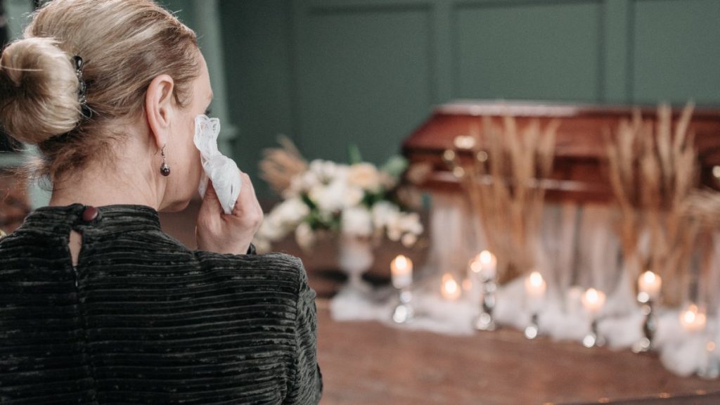 A fost declarată moartă la spital, dar s-a trezit la viață în sicriu. Cum a reacționat când a văzut că era condusă pe ultimul drum