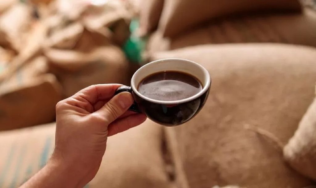 Ce cantitate de cafea ai voie să bei pe zi, care sunt riscurile mai multor cești