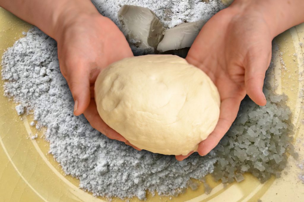 Ce trebuie să pui în aluatul de pâine ca să iasă moale și pufoasă. Trucul care nu dă greș niciodată