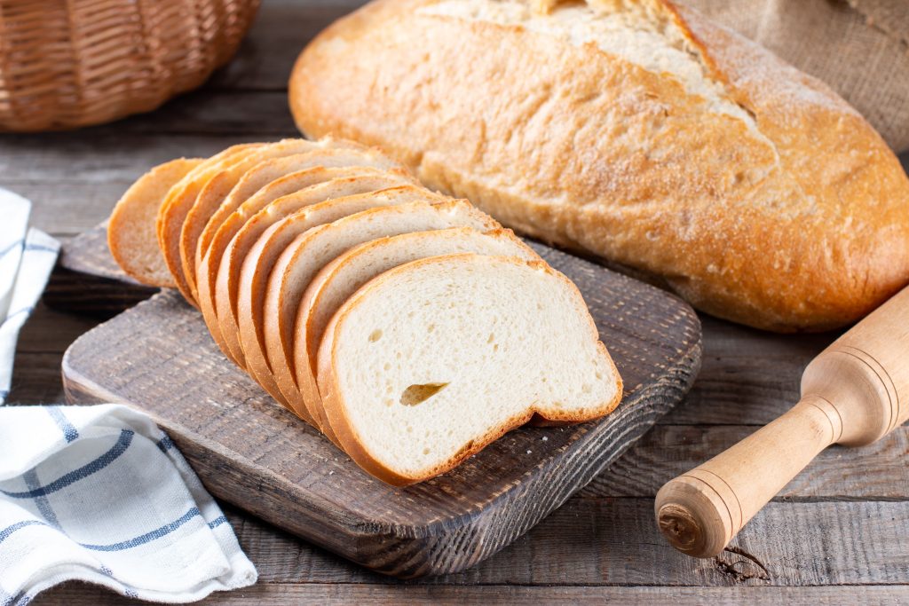 Prețul pâinii ar putea crește cu 10% în perioada următoare, dar nu ne interesează: vine Paștele și mâncăm cozonac