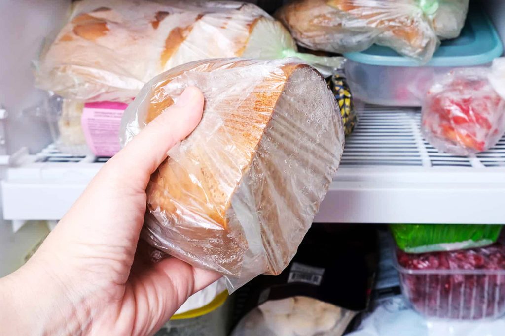 De ce nu e bine să păstrezi pâinea în frigider. Mulți români nu știu