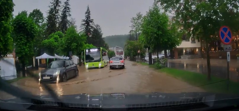 Imagine cu inundatia din Sinaia