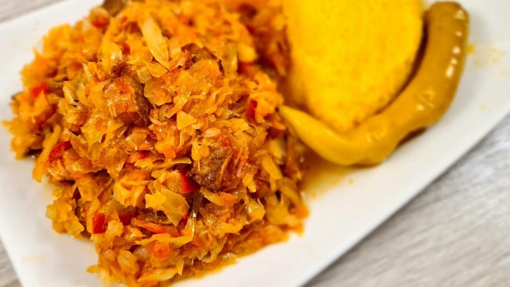 Ingredientul secret pe care să îl adaugi în varza călită. Îi schimbă tot gustul, iese savuros așa