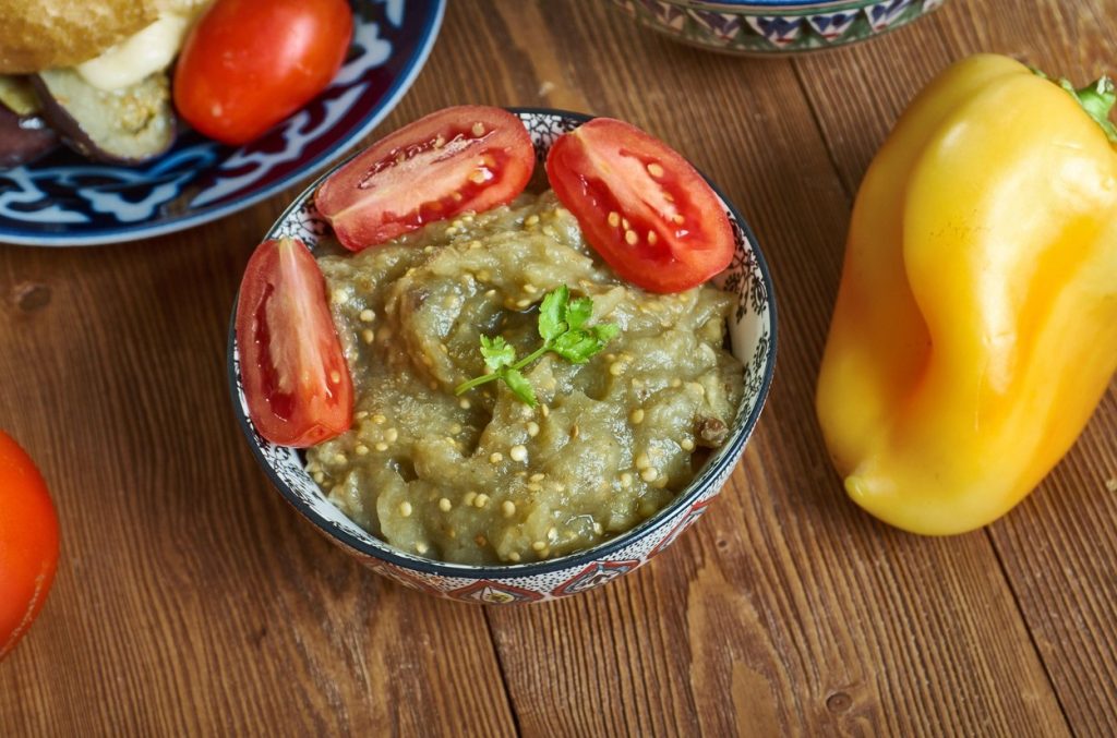 Nu mai pune maioneză în salata de vinete. Ingredientul care îi dă un gust senzațional