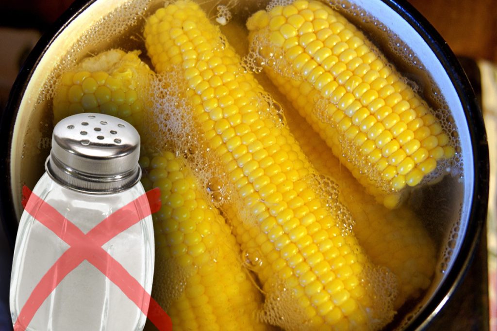 Nu mai pune sare în apa în care fierbi porumbul. Ingredientul secret care îi dă un gust mai bun