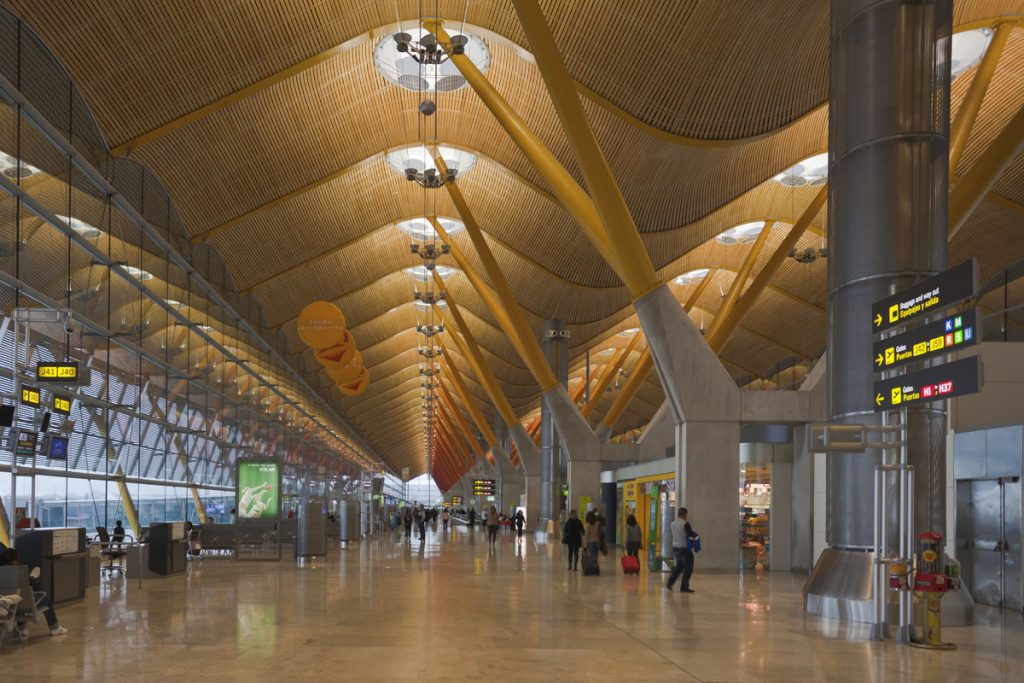 O româncă și câinele ei au locuit 17 zile pe o canapea, într-un aeroport din Spania. Imaginile fac înconjurul Europei