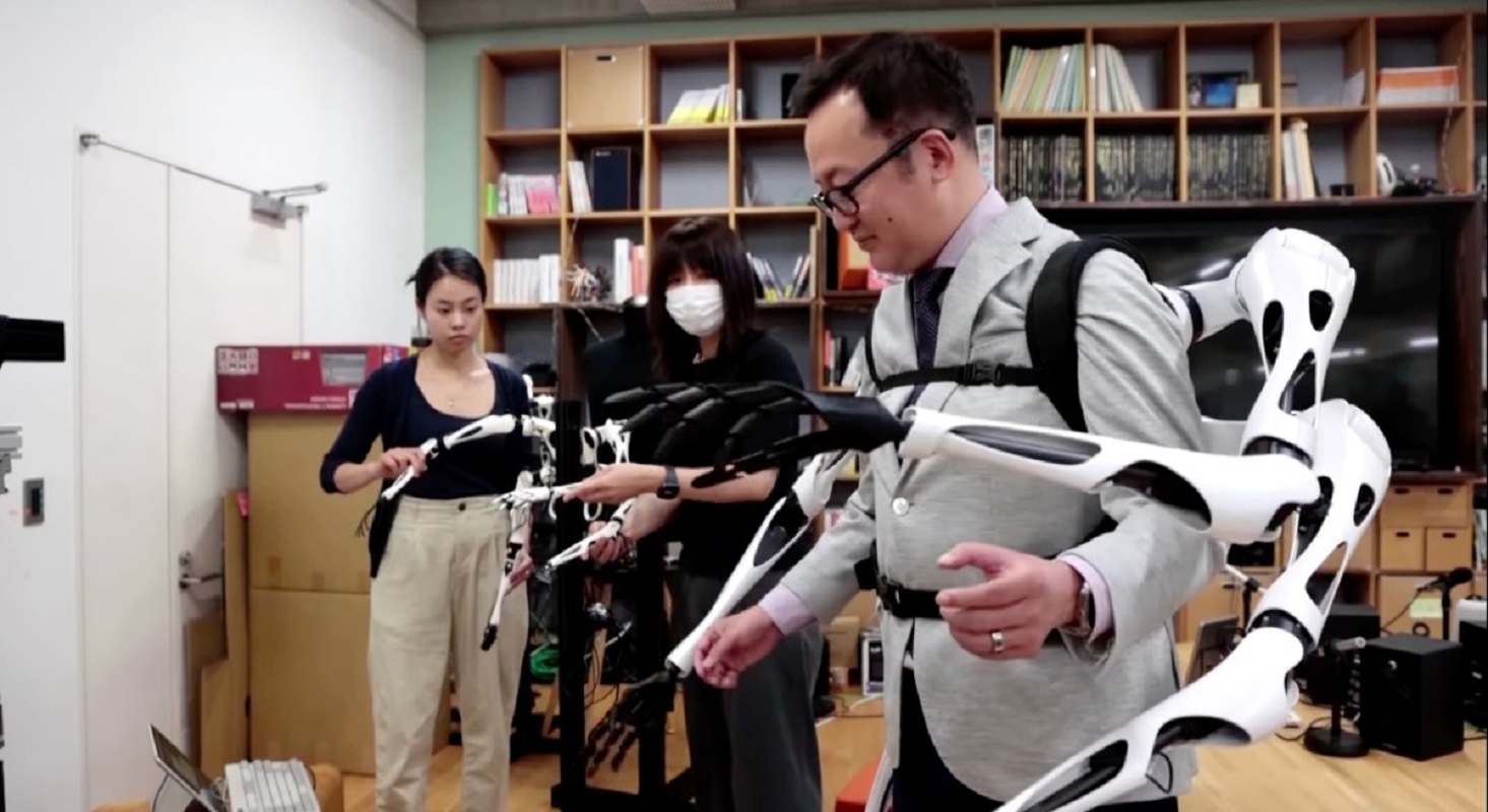 Robotul cu șase mâini care te transformă în cyborg, gata de teste pe oameni