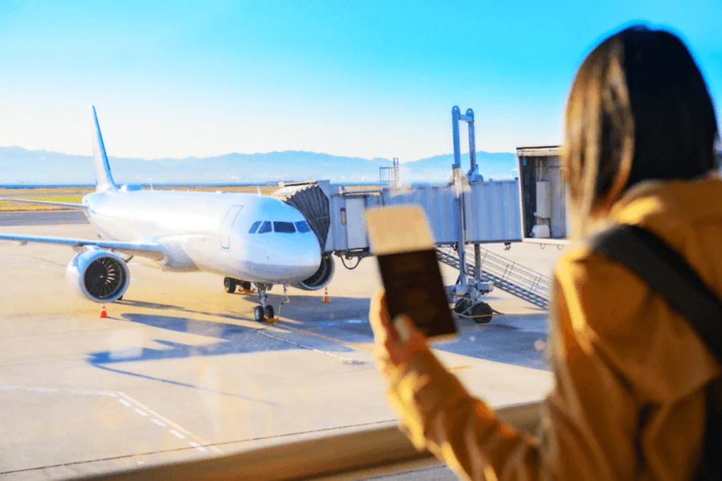 Româncă, nevoită să coboare din avion de urgență. Ce a făcut tânăra