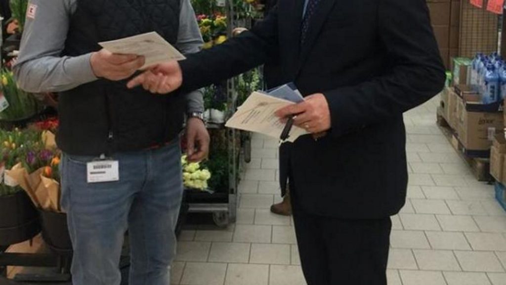 Scene șocante într-un supermarket din România. Șoarecele se vinde la pachet cu pâinea FOTO