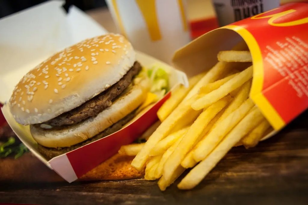 Un bărbat a mâncat numai la McDonald’s 100 de zile. Cu câte kilograme s-a ales după „dieta” stranie