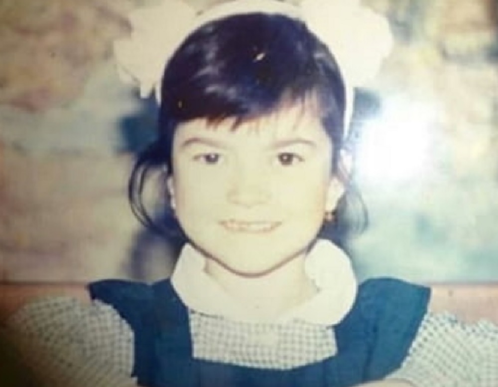 O recunoști? Fetița simpatică a devenit una dintre cele mai cunoscute vedete din România. Până și străinii o adoră