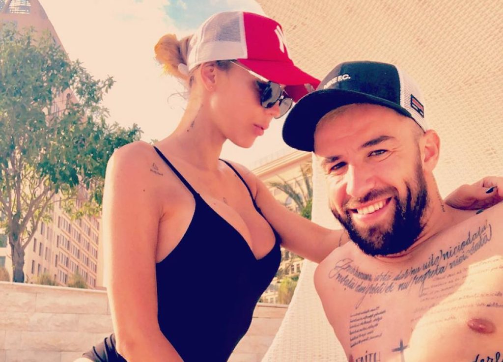 Așa arată perfecțiunea. Soția unui fotbalist român celebru a renunțat la sutien și s-a pozat senzual în oglindă
