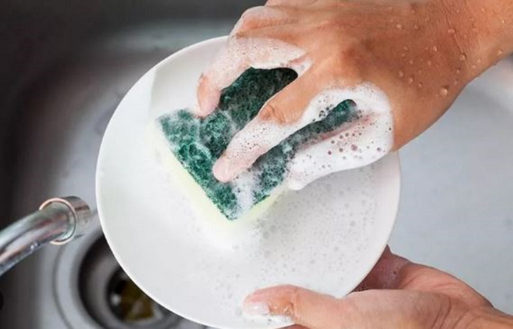 Cum prepari acasă detergent de vase. Ai nevoie de câteva ingrediente banale și foarte ieftine